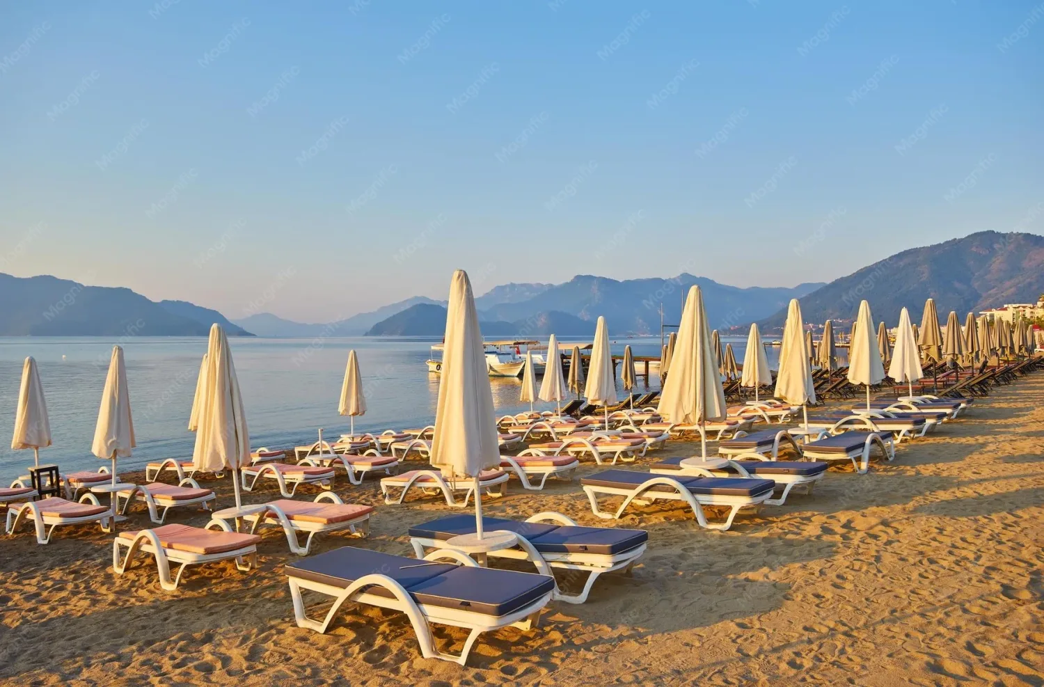 Palmiye ve şezlonglarla sakin Muğla sahili atmosferi