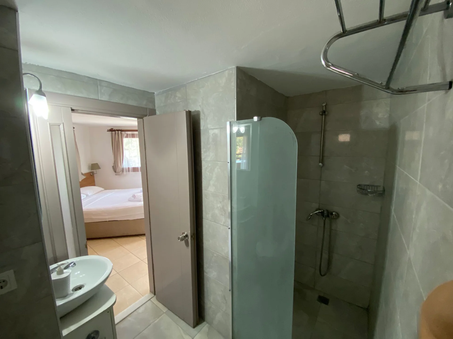 1+0 stüdyo banyo; duş alanı, lavabo ve oda bağlantısı