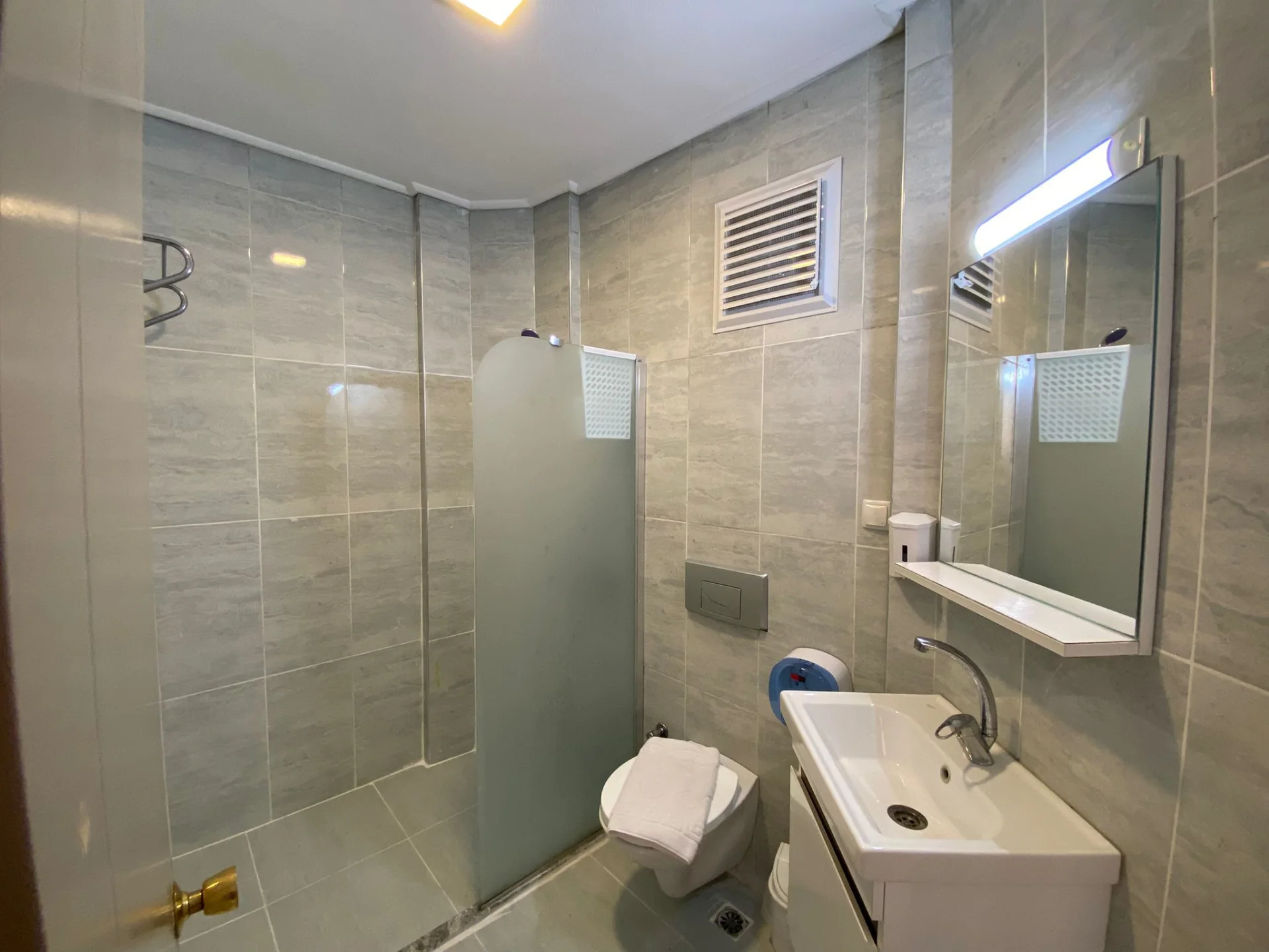 1+1 daire banyo; duş alanı, lavabo, ayna ve temiz kullanım düzeni